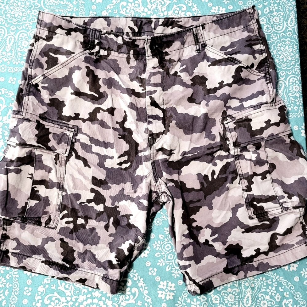 Levi Men's Grey Camo Shorts size 42.